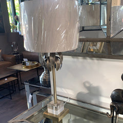 Herta table lamp with leaf design on antiqued brass base