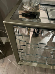 New Viva mirrored chest of drawers. Reduced to clear !