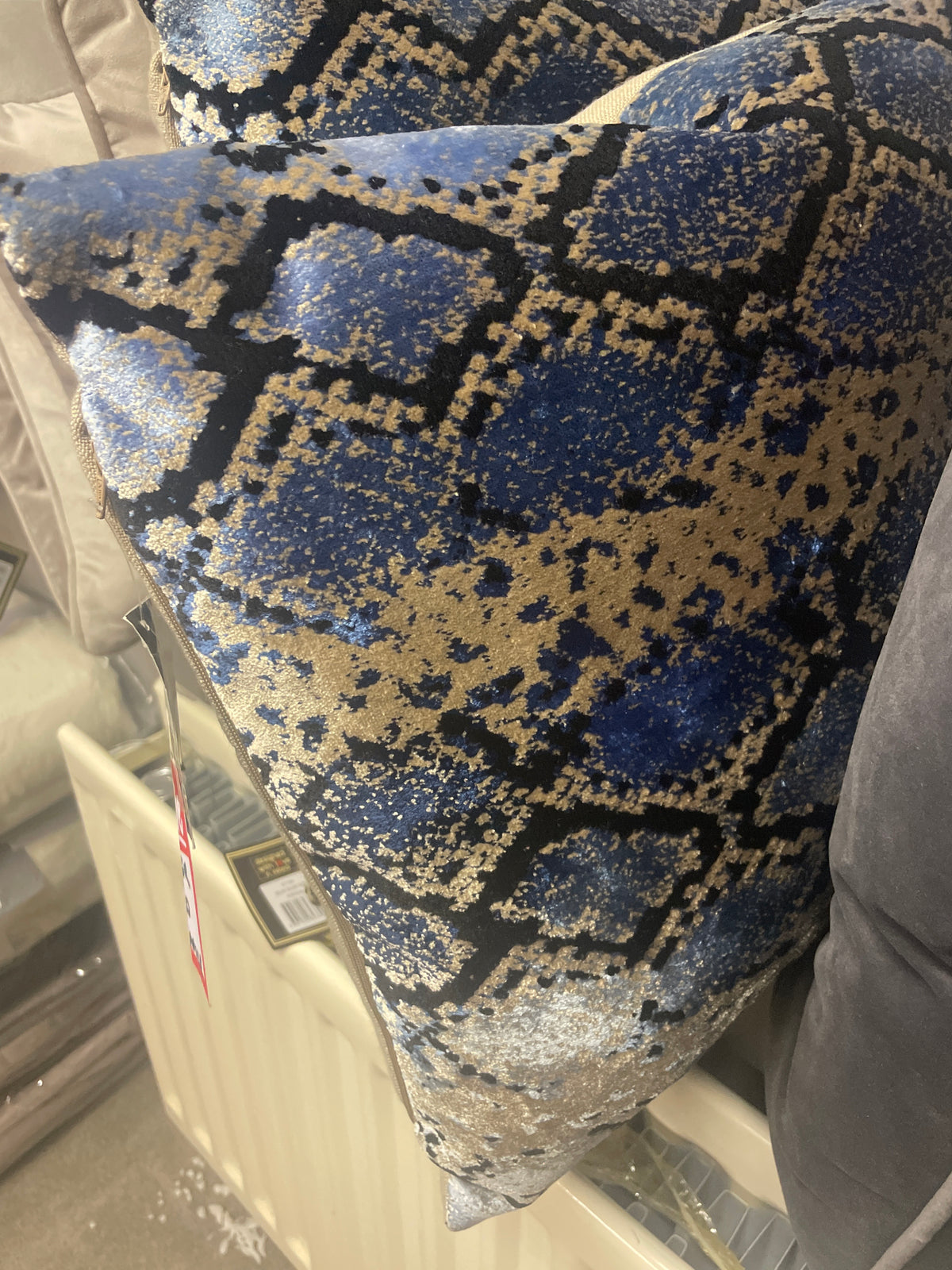 Scatterbox viper medium cushion