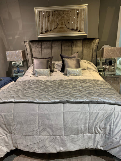 Manhattan hand made bed king size Chrome feet Fabulous   ! In stock today