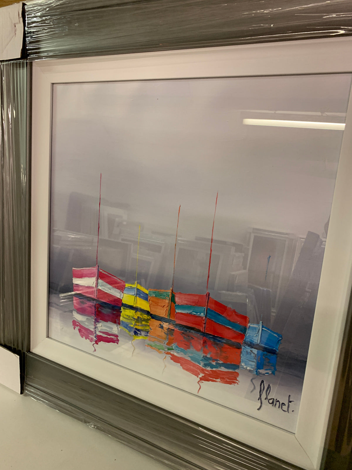 Boats reflet with grey scoop frame